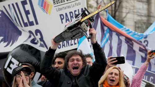 Хавьер Милей с бензопилой, которая символизирует радикальное сокращение госрасходов